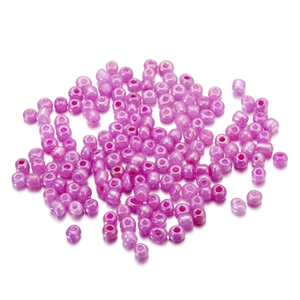 Gros plan de perles de rocaille en verre magenta translucide 4mm pour bijoux DIY