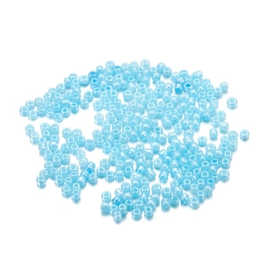 Primer plano de cuentas de vidrio azul cielo de 3mm para bisutería artesanal