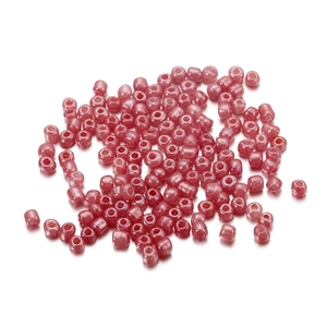Détail de perles de rocaille macaron rose poudré 4mm avec finition nacrée pour bijoux