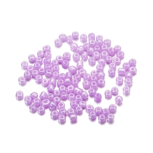 Vue macro de perles de rocaille 4mm violet macaron avec finition nacrée et trou central