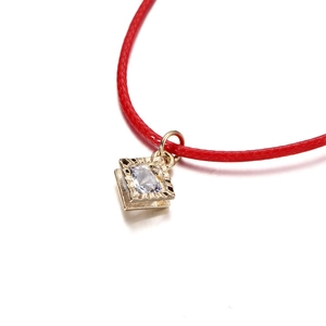 Collar de cordón trenzado rojo con colgante cuadrado dorado y piedra de circón claro