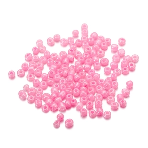 Détail de perles de verre macaron roses de 4 mm pour la création de bijoux DIY
