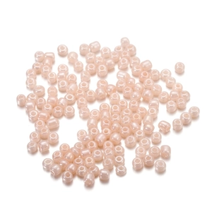 Gros plan de perles de verre macaron rose crème 4mm pour la fabrication de bijoux DIY