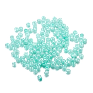 Détails macro de perles en verre vert menthe de 4mm avec finition nacrée pour bijoux