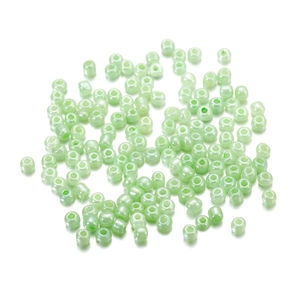 Vue macro de perles de rocaille en verre vert menthe de 4mm pour bijoux DIY et broderie