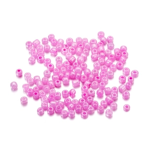 Vue détaillée des perles de rocaille violettes 4mm avec finition irisée AB pour bijoux