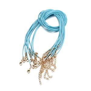 Detalle de cordones encerados azul cielo de 45cm con cierres de langosta dorados y cadenas