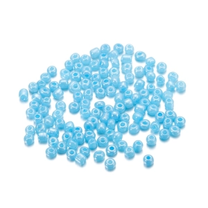 Gros plan de perles de rocaille en verre bleu clair de 4 mm pour bijoux artisanaux