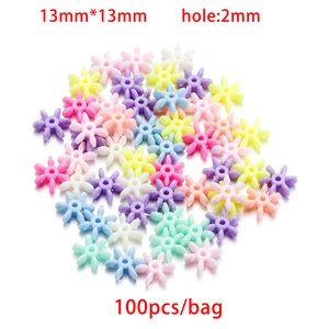 Dettaglio di perle a fiore colorate opache da 13mm con fori da 2mm per gioielli fai-da-te