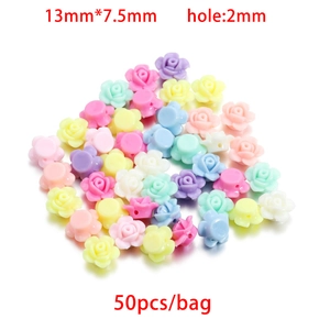 Vista macro di perle di petali di rosa in acrilico da 13 mm per gioielli fai da te con fori