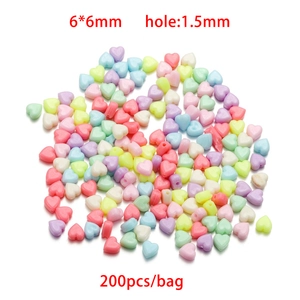 Dettaglio di perline acriliche a forma di cuore 6x6mm in colori pastello per gioielli