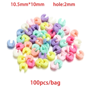 Dettaglio delle perle C in acrilico macaron da 10,5x10mm con foro da 2mm per gioielli