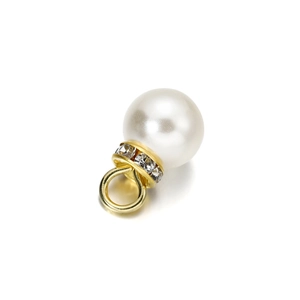 Elegante ciondolo con perla bianca, anello in metallo dorato e accenti in zircone
