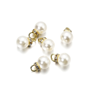 Set di cinque eleganti ciondoli in perle ABS con anelli dorati e dettagli in strass
