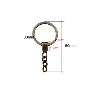 Detailweergave van bronzen metalen sleutelhanger met 30mm ring en 60mm ketting