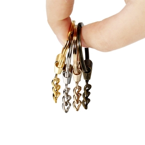 Gepolijste metalen sleutelhangers met spiraalhangers in goud, zilver, brons en zwart metaal