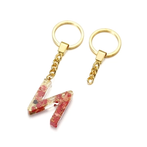 Creatieve sleutelhanger letter N met rode hars en goudkleurige metalen ring