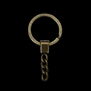 Macro detail van antieke bronzen metalen sleutelhanger ring en ketting in retro stijl