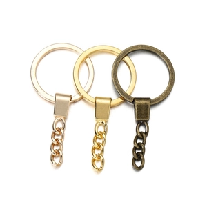 Detailopname van metalen sleutelhangers met kettingen in zilver, goud en brons