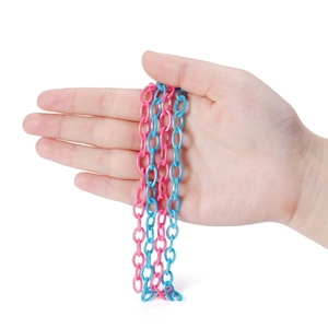 Acrylketten mit ovalen Gliedern in Rosa und Blau auf der Handfläche präsentiert