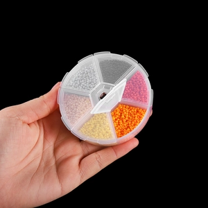 Nahaufnahme der 7-fächrigen Aufbewahrungsbox mit 2mm bunten Glasperlen für DIY-Schmuck