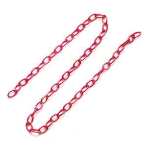 Nahaufnahme der leuchtend rosenroten Acryl-Gliederkette für Taschen und Schmuckzubehör