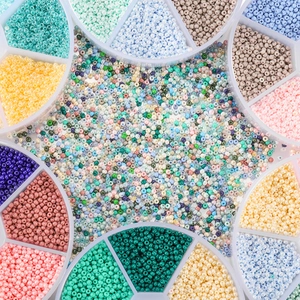 Makroansicht bunter 2mm Glasperlen Set für DIY Schmuckherstellung und Bastelarbeiten