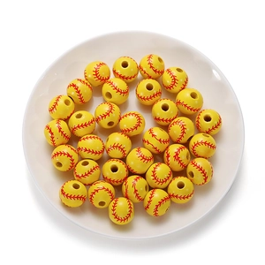 Détail macro de perles en bois de baseball jaunes avec coutures rouges pour bijoux DIY