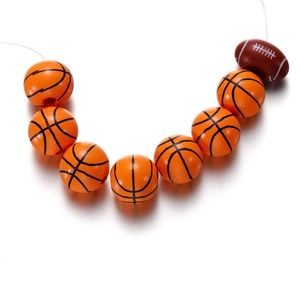Détail de perles en bois en forme de basket et football pour la création de bijoux