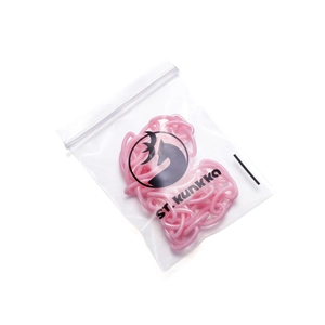 Nahaufnahme von rosa durchscheinenden Acryl-Ovalgliedern in ST.Kunkka Verpackung