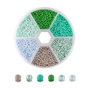 Makroaufnahme von 2mm bunten Glasperlen im 6-Fach-Kunststoff-Sortierkasten für DIY-Schmuck