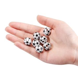 Perles de bois en forme de football pour bijoux DIY présentées dans une main