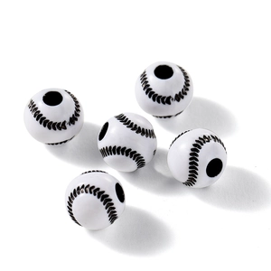 Vue macro de 5 perles de baseball blanches avec coutures noires pour bijoux DIY