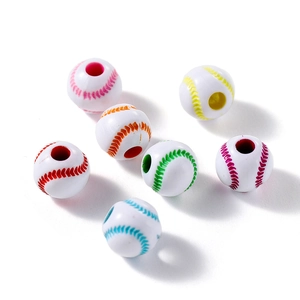 Détail de perles de baseball blanches avec coutures colorées pour bijoux DIY