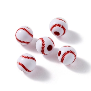 Détail de 5 perles en bois blanc avec motif de baseball et coutures rouges pour bijoux DIY