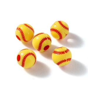 Vue détaillée de perles en bois sur le thème du baseball jaune avec coutures rouges pour DIY