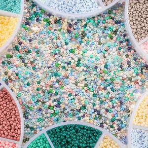 Buntes 2mm Glasperlen Set für DIY Schmuckherstellung in einer praktischen Sortierbox