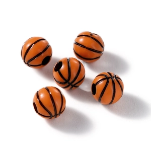 Vue macro de cinq perles de basket-ball orange avec texture noire pour bijoux DIY