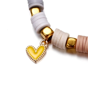 Bracelet perlé avec pendentif cœur, disques d'argile colorés et accents dorés style bohème