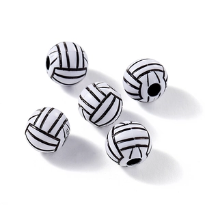 Vue macro de cinq perles de volley-ball rondes avec trous pour la création de bijoux DIY