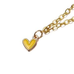Collier pendentif cœur doré avec incrustation d'émail jaune vif et bordure perlée