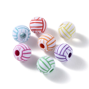 Vue détaillée de perles en bois avec motifs de volleyball colorés pour bijoux DIY et artisanat