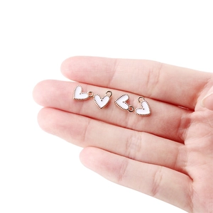 Lot de quatre breloques cœur en émail blanc avec bords perlés en or rose pour bijoux DIY