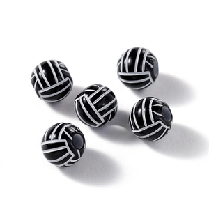 Vue détaillée de 5 perles de volleyball noir et blanc pour bijoux de sport DIY