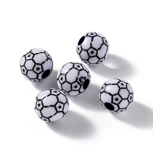 Vue macro de perles de football blanches avec étoiles et trous pour bijoux DIY