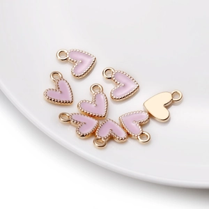 Détails de breloques cœur en émail rose avec bordure perlée dorée pour bijoux DIY