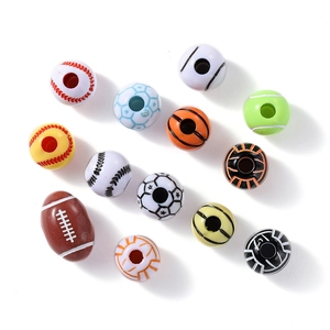 Gros plan de perles colorées en forme de ballons de sport avec trous pour bijoux DIY