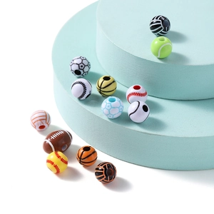 Assortiment de perles de sport pour bijoux DIY incluant des styles basket et foot
