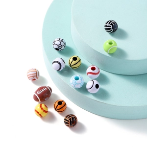 Détail de perles en forme de ballons de sport pour la création de bijoux artisanaux