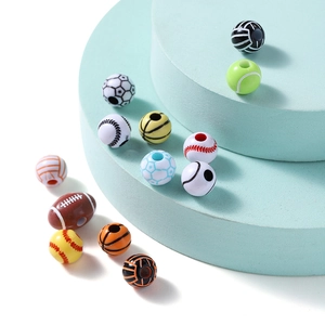 Détail macro de perles en bois de ballons de sport variés avec motifs basket et foot